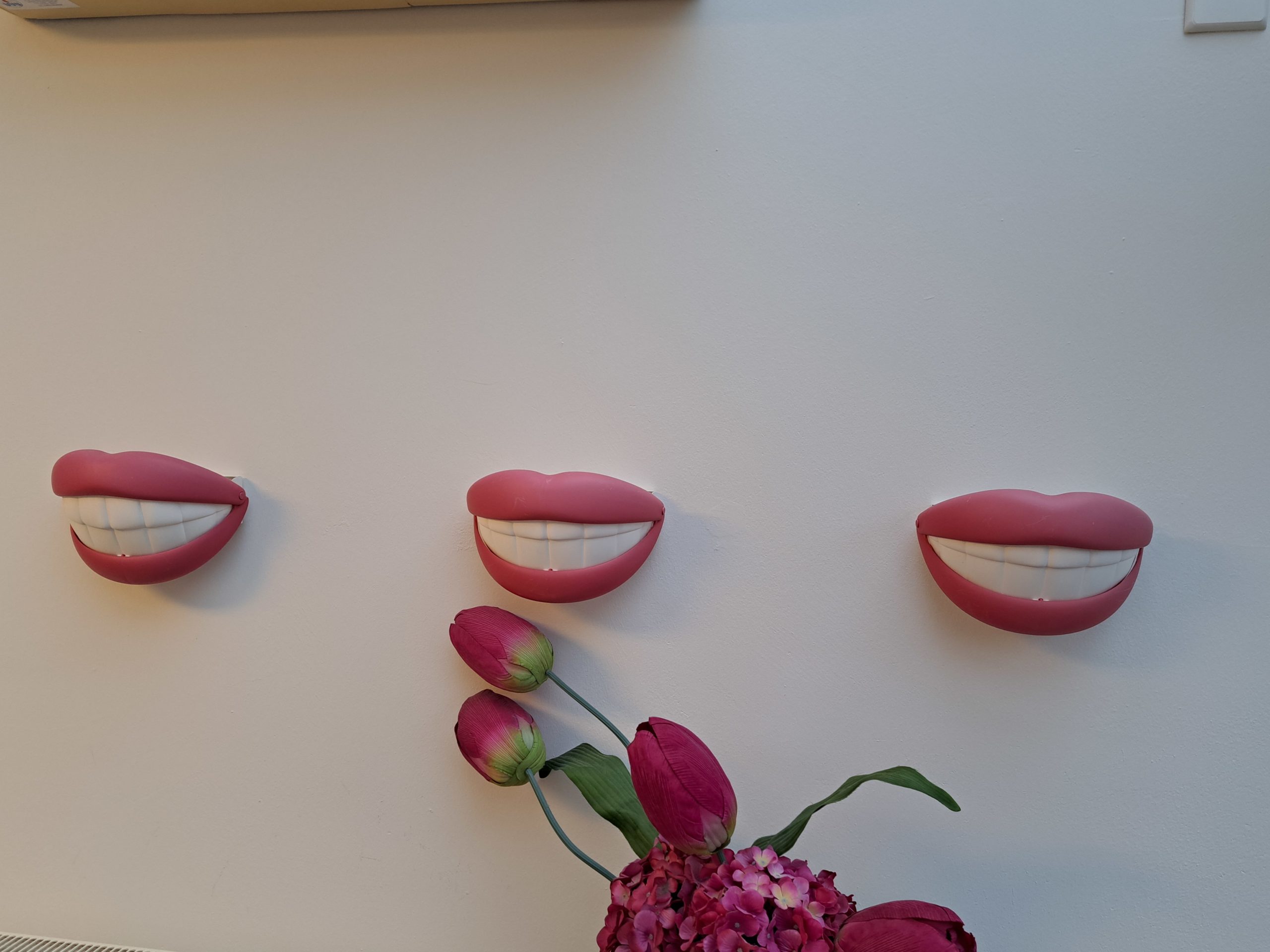 3 monden aan de muur