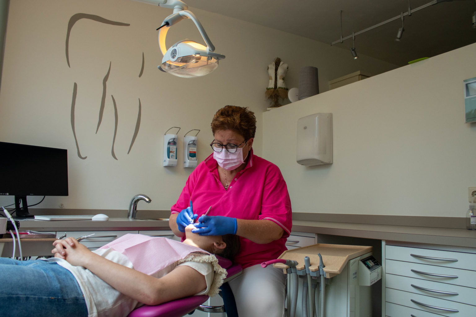 Mieke behandeld een patiënt op de stoel